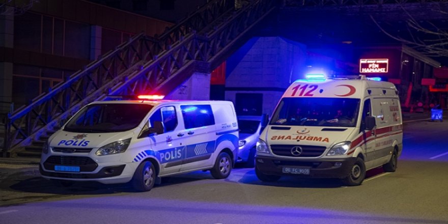 Annesine şiddet gösteren babasını engellemek isterken öldürdü