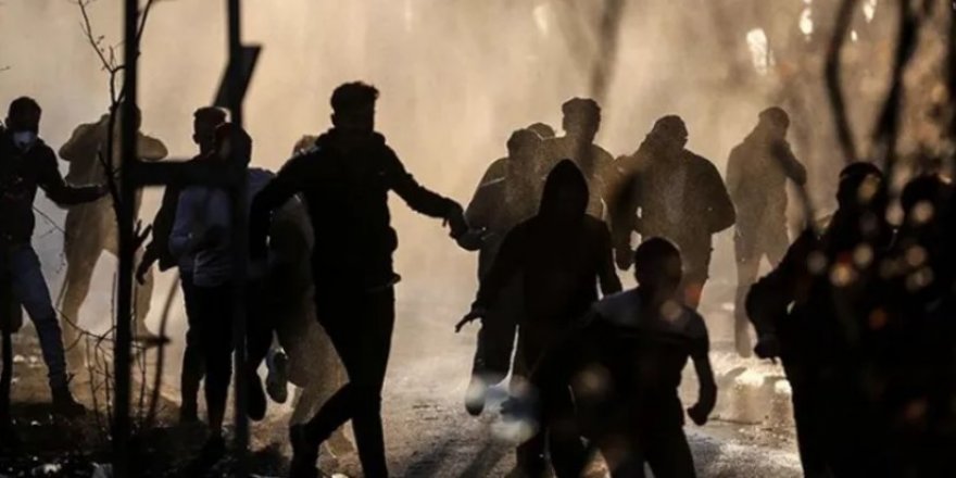 Yunanistan polisi sığınmacılara gaz bombası ve tazyikli suyla müdahale etti