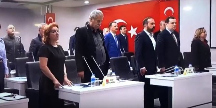 Balıkesir Belediyesi Meclis Üyesi Cengiz Dikici İstiklal Marşı'nı okumadı