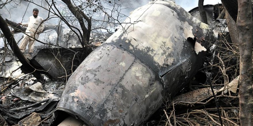 SONDAKİKA: Pakistan'da uçak düştü