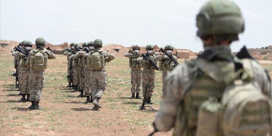 Sınırötesinde görevli Mehmetçik bayrama görev başında girdi