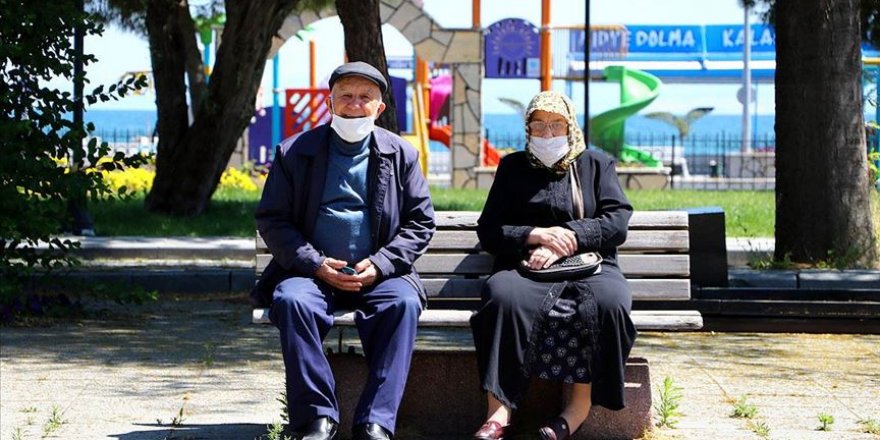 Antalya ve Muğla başta olmak üzere bazı illerde 65 ve üzeri yaştaki vatandaşlar güneşli havanın keyfini çıkardı