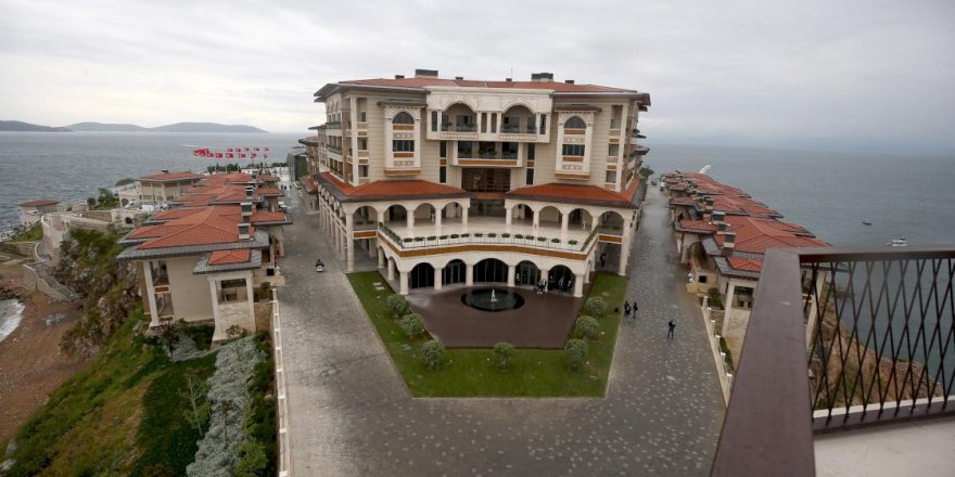 Demokrasi ve Özgürlükler Adası'nın ilk ziyaretçileri basın mensupları oldu