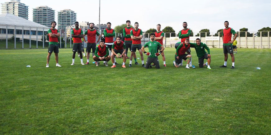 Bursasporlu futbolcular ABD'de öldürülen siyahi George Floyd için diz çöktü