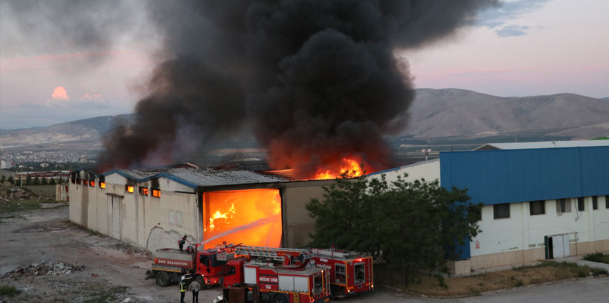 Niğde'de tekstil fabrikasının deposunda çıkan yangında alevlere teslim oldu