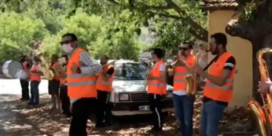 Fethiye'de farkındalık için bando eşliğinde çevre temizliği yapıldı