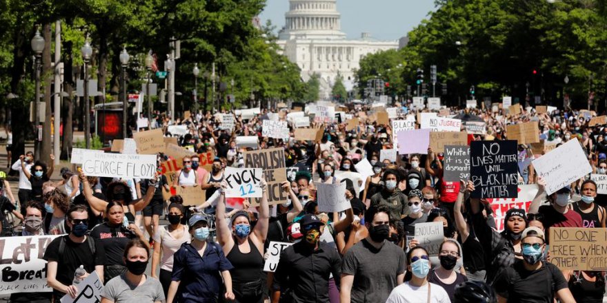 Washington DC'de binlerce kişinin katıldığı Floyd gösterilerine Belediye Başkanı da katıldı