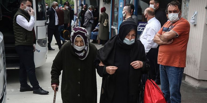 Sağlık Bakanı Koca, 65 yaş ve üzeri için seyahat uyarısında bulundu