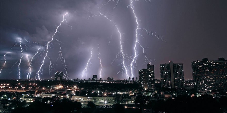 Hindistan'da yıldırım düşmesi sonrası 107 kişi öldü