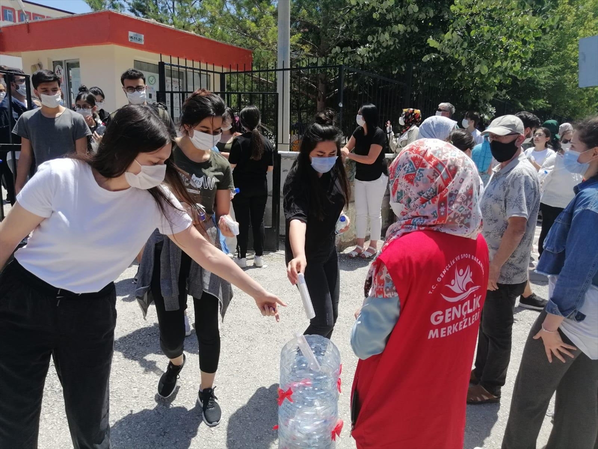 Bakan Kasapoğlu: YKS'de Dağıtılan Kalemler Gönüllü Gençler Tarafından Üretildi