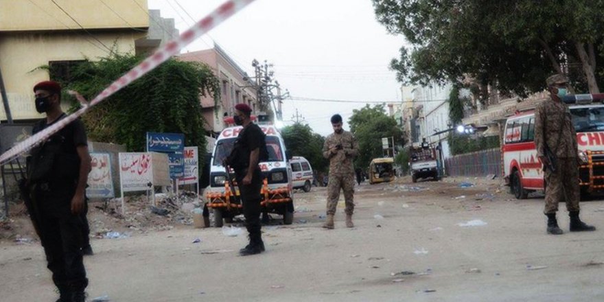 Pakistan'da silahlı ve el bombalı saldırı! Çok sayıda ölü ve yaralı var