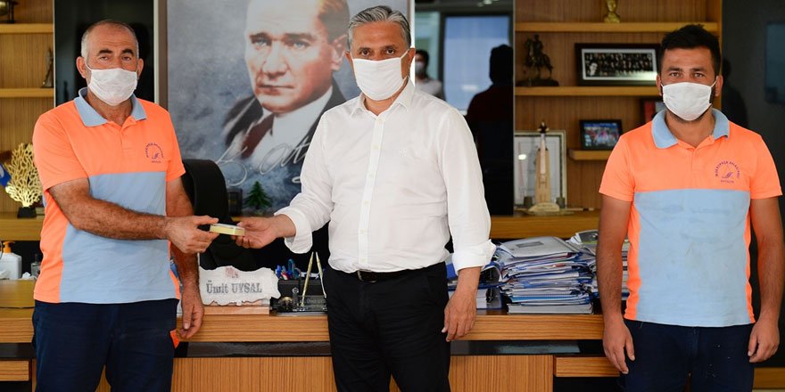 Temizlik işçilerinden örnek hareket! Buldukları mücevheri belediye başkanına teslim ettiler