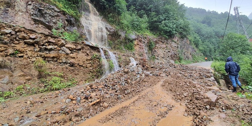 Giresun'da şiddetli yağış heyelanlara sebep oldu!