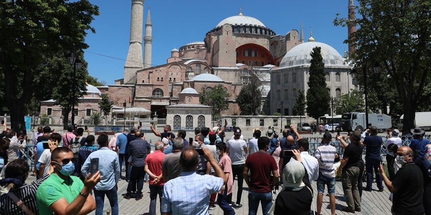Ayasofya Camisi'ne yerli ve yabancı turistlerden yoğun ilgi!