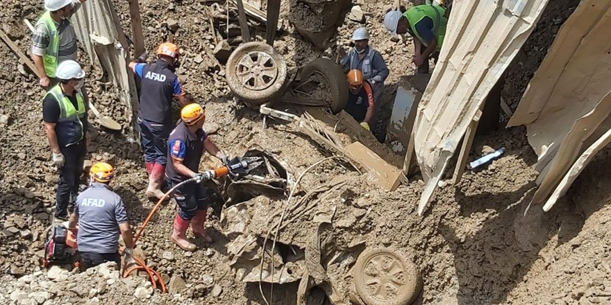 Artvin'de selde kaybolan 3 kişinin cansız bedenine ulaşıldı!