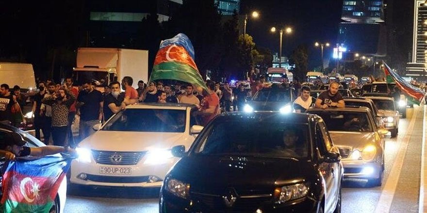 Azerbaycan'da halk sokaklara döküldü! Seferberlik çağrısı yaptılar