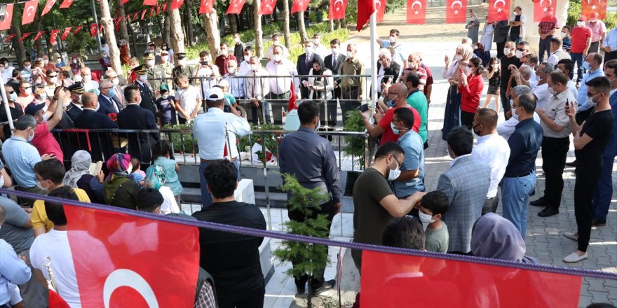 Şehit Ömer Halisdemir kabri başında güne damga vuran fotoğraflar!