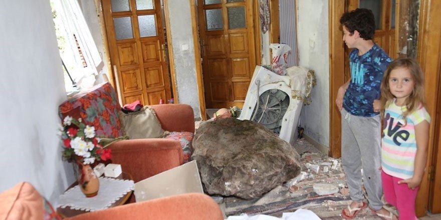 Ordu'da kaya parçası eve düştü! Çamaşır makinesi faciayı önledi