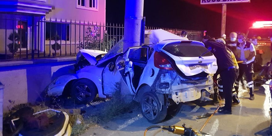 Bursa'da feci kaza! Otomobil elektrik direğine çarptı: 3 ölü