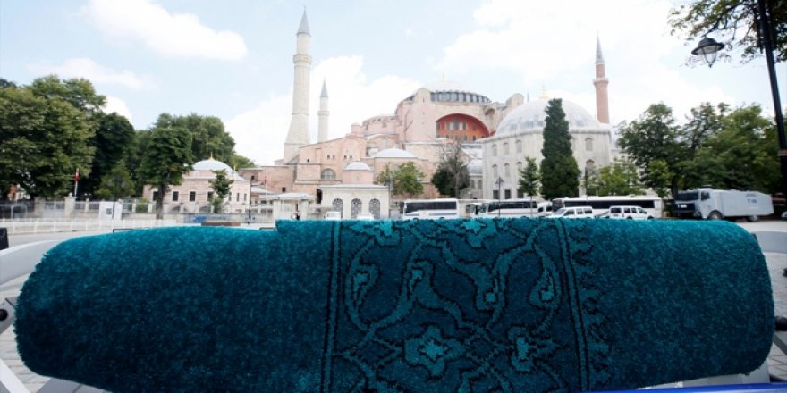 Ayasofya Camii'ne özel üretim üst kalite halısı dikkat çekti