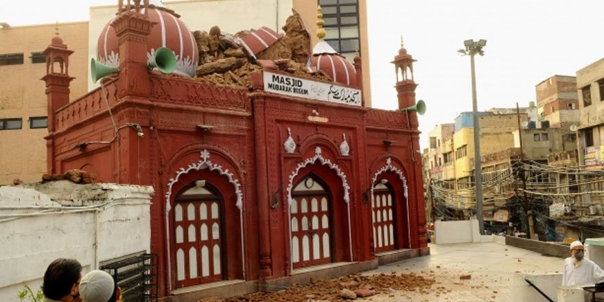 Muson yağmurları Yeni Delhi’deki 200 yıllık camiye zarar verdi