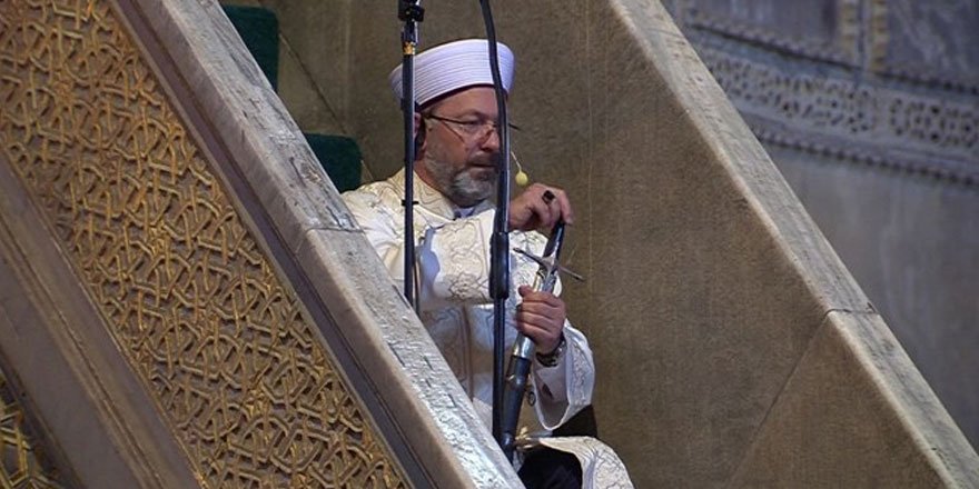 Diyanet İşleri Başkanı Erbaş kılıç geleneğiyle cuma hutbesini okudu