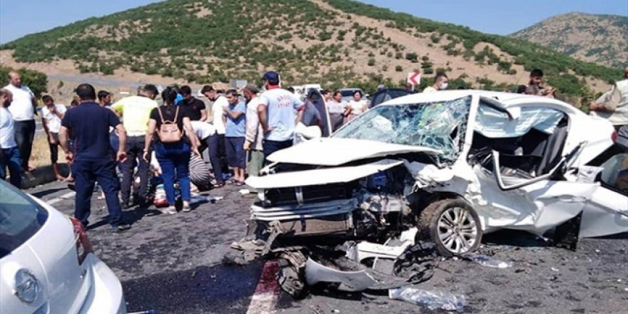 Bingöl'de iki otomobil çarpıştı: 2 ölü, 5 yaralı
