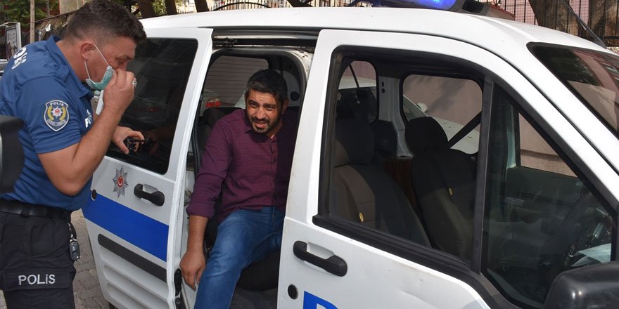 Adana'da görme engelli genci sınava polis ekipleri yetiştirdi!