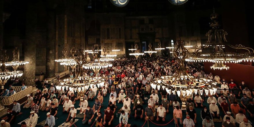 Ayasofya'da kalabalık azalmıyor! Sabah namazında her yer doldu taştı