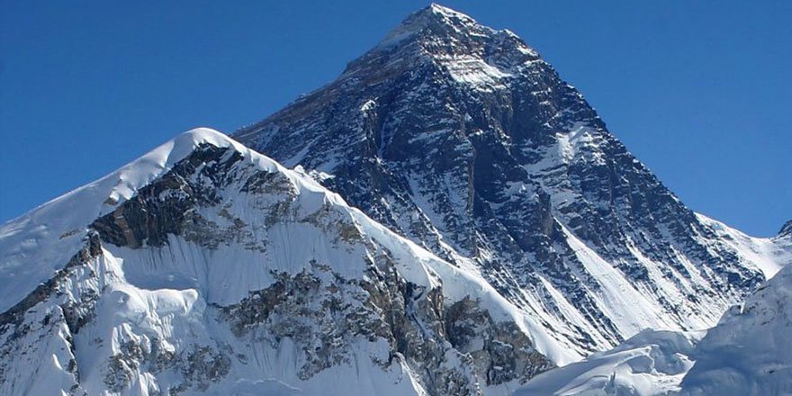 Everest Dağı yeniden ziyaretçilere açıldı!