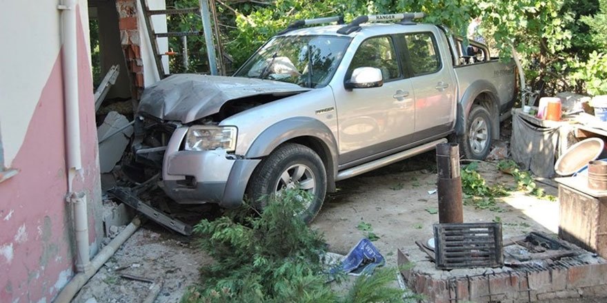 İzmir'de kamyonet evin bahçesine girdi: 1 ölü