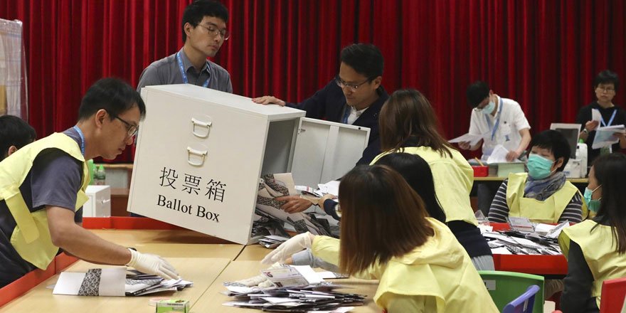 Hong Kong'da seçimler Kovid-19 sebebiyle 1 yıl ertelenecek!