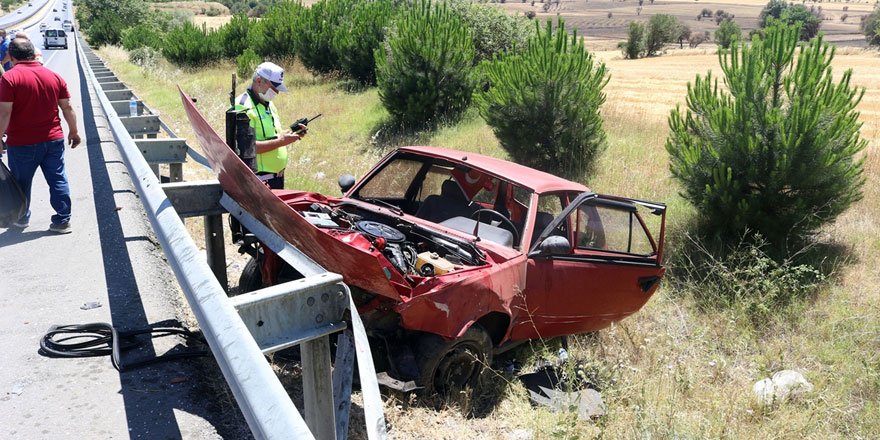 Uşak'ta otomobil bariyerlere çarptı: 1 ölü 6 yaralı