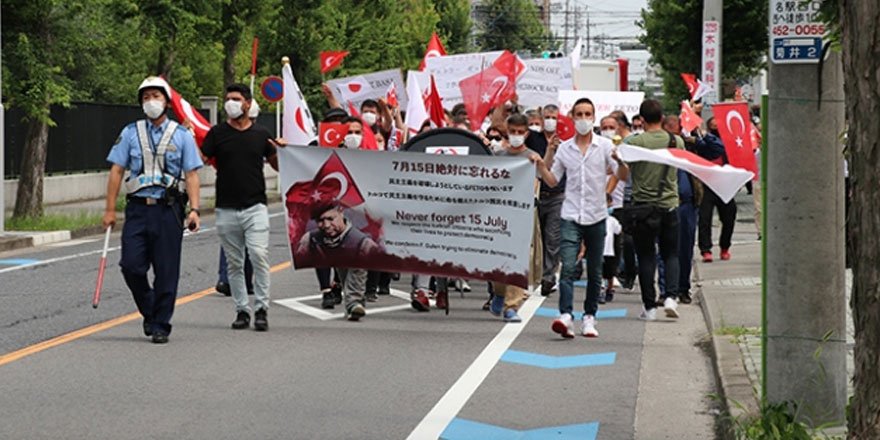 Japonya'da FETÖ'ye ait okulun önünde protesto düzenlendi!