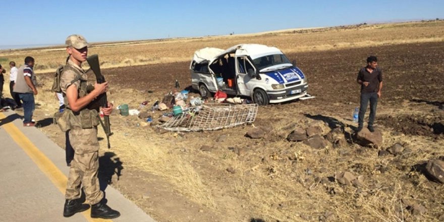 Şanlıurfa'da tarım işçilerini taşıyan minibüs devrildi: 1 kişi öldü 25 kişi yaralandı
