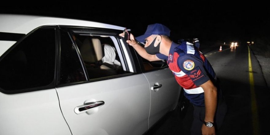 Karantinadaki aile tatile giderken yakalandı