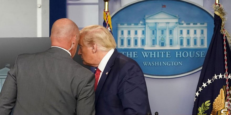 Trump, basın toplantısı sırasında güvenlik ekibi tarafından salondan çıkarıldı