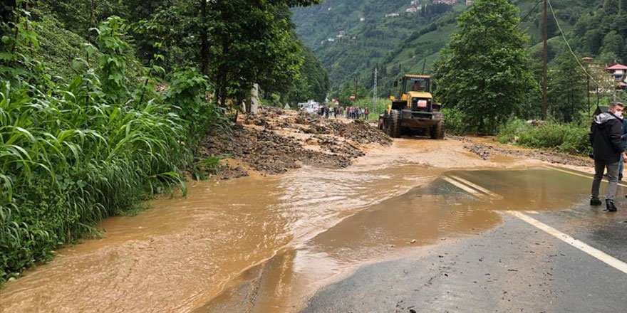 Rize'de şiddetli yağış hayatı olumsuz etkiledi! Sel ve heyelanda mahsur kalanlar var