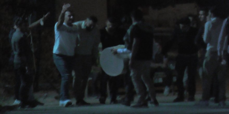 Sokak düğününe katılan gençler, koronavirüsü hiçe saydı