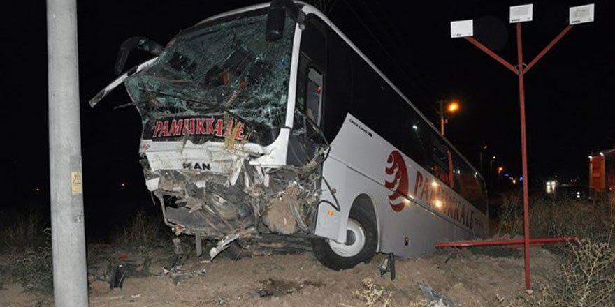 Yoldan çıkarak tarlaya giren yolcu otobüsünde 30 kişi yaralandı