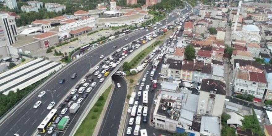 İstanbul'da şiddetli yağış trafiği kilitledi, Arnavutköy'de evleri su bastı