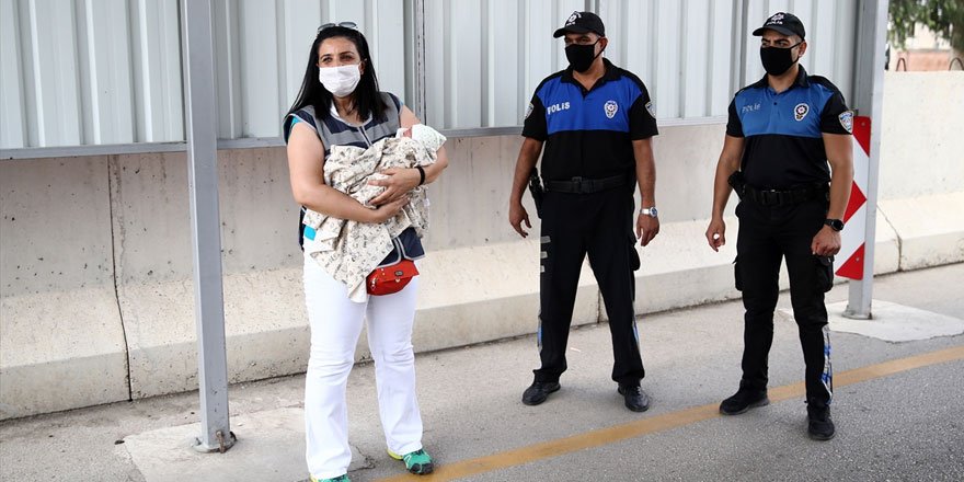 Hamile kadın uygulama noktasındaki polisin yardımıyla doğum yaptı!