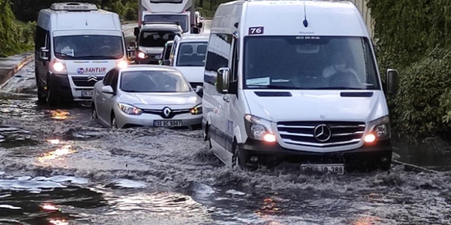 İstanbul'da yağış nedeniyle araçlar trafikte mahsur kaldı