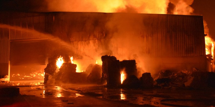 Adana'da geri dönüşüm fabrikasında büyük yangın