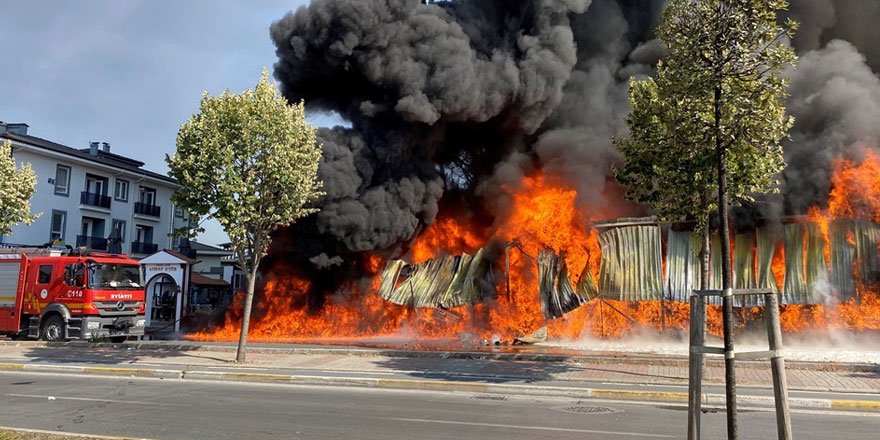 Sakarya'da market deposunda yangın çıktı!