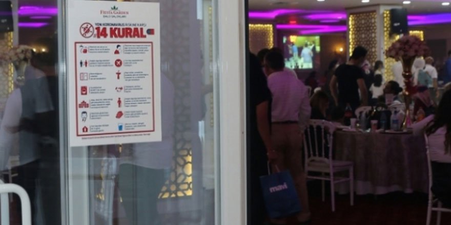 Oynamayan korona olsun diyen piyaniste de düğün sahibine de ceza