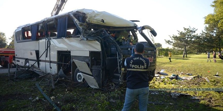 Eskişehir'de devrilen servis otobüsündeki 2 işçi öldü