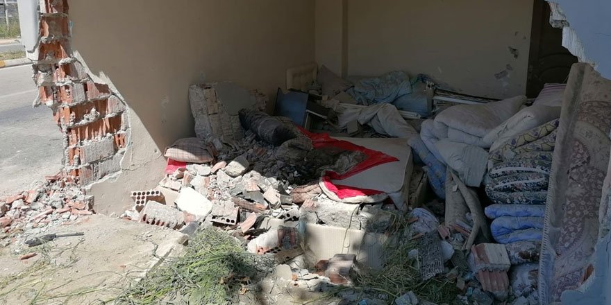 Tokat'ta otomobil eve girdi! 2 kişi yaralandı