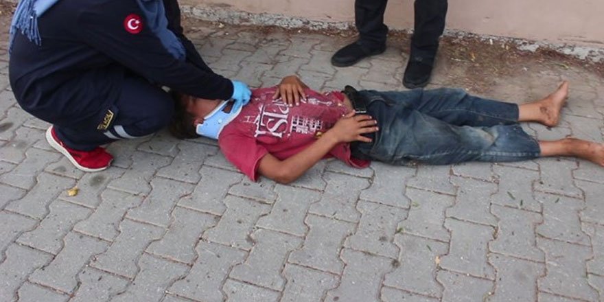 Bahçesindeki çeşmeden su içmek isteyen çocuğu sopayla yaraladı