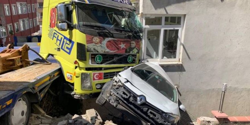 Freni boşalan tır 4 araca ve binaya çarparak durabildi